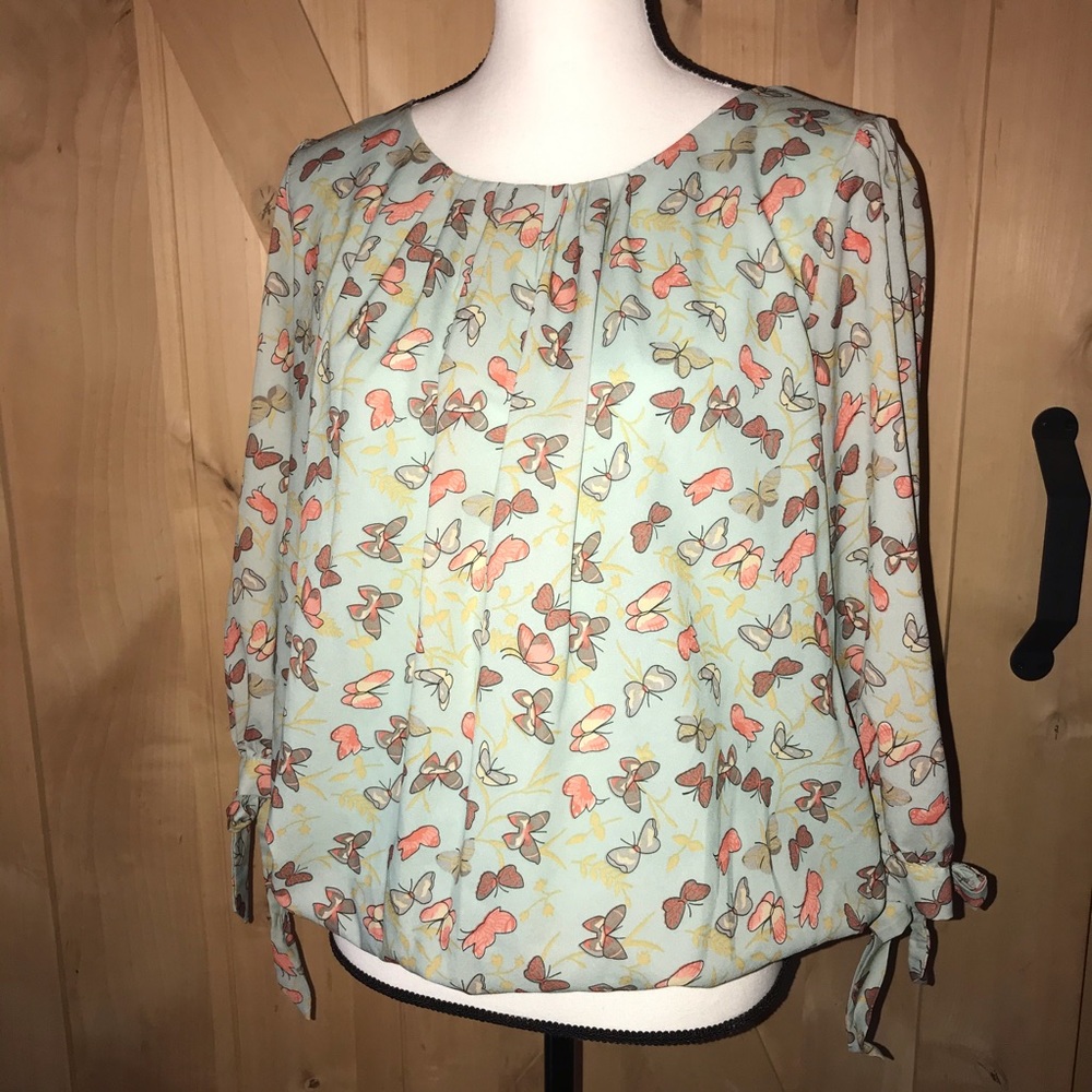 Adorable Butterfly Print Top - EUC